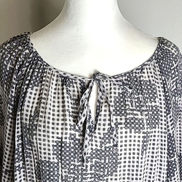Fred David Light & Dark Gray Floral Dotted Print Top, Tie at Neckline, Size 1X - Picture 3 of 8